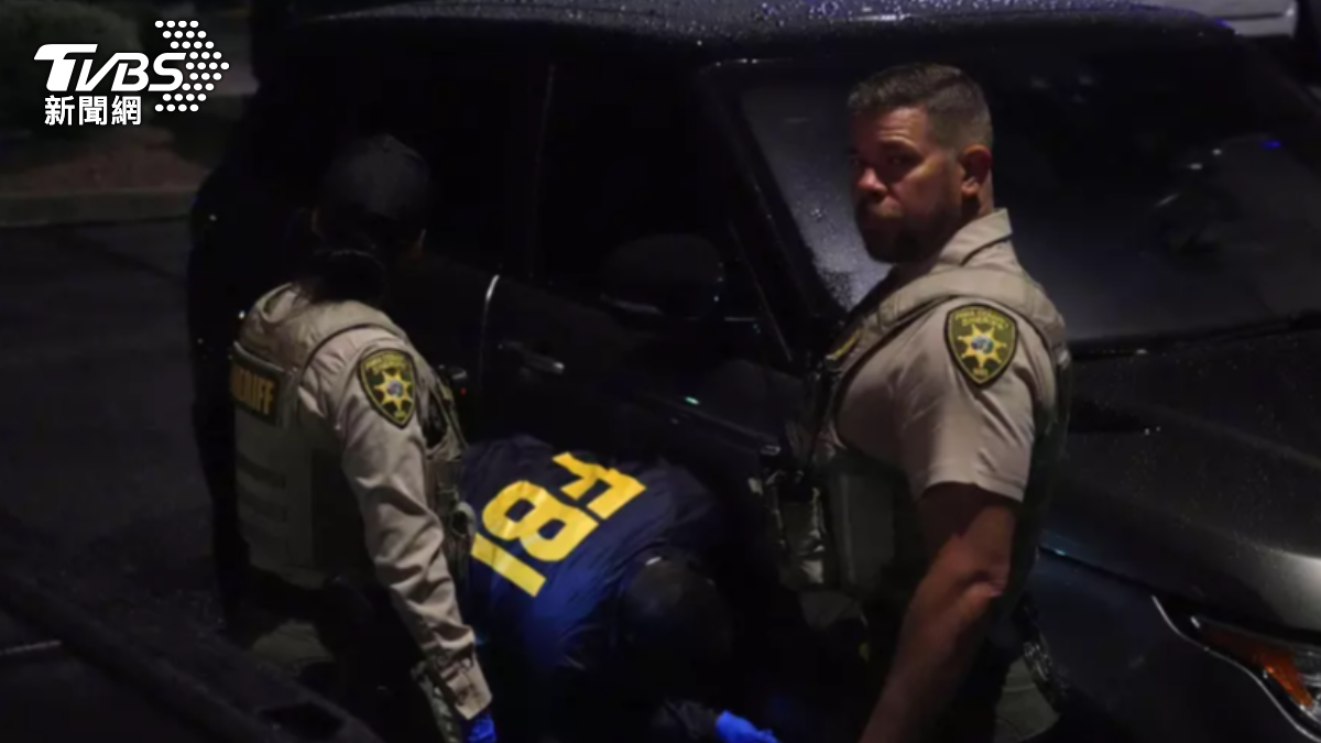 皮馬縣警長辦公室和聯邦調查局的執法人員正對一輛汽車進行檢查。(圖/達志影像美聯社)