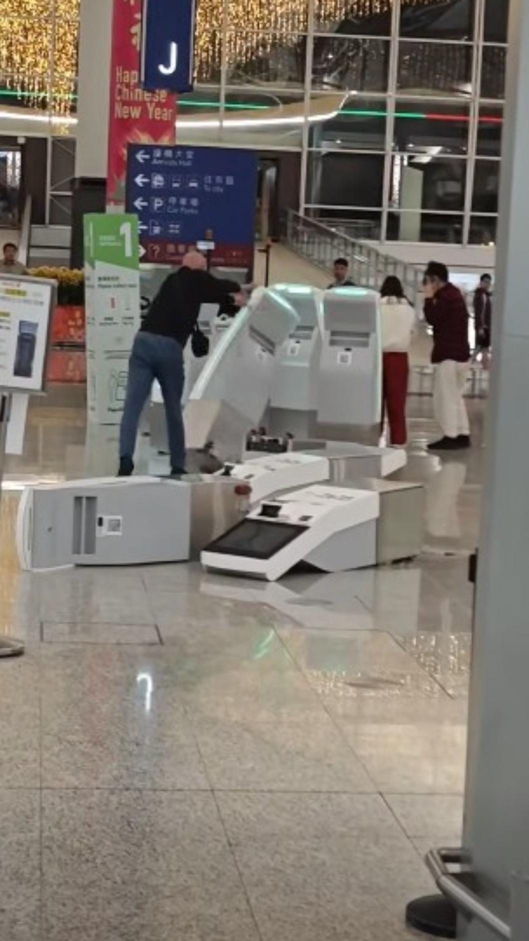 香港機場J列位置,至少4台自助報到機台被推倒。(圖/翻攝自香港突發事故報料區及討論區臉書)