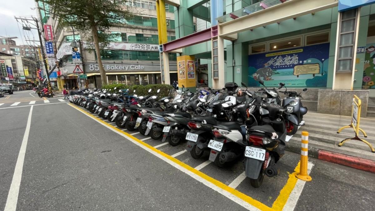 雙北限定?機車格「白線包黃線」藏陷阱 內行急喊:是金錢的顏色