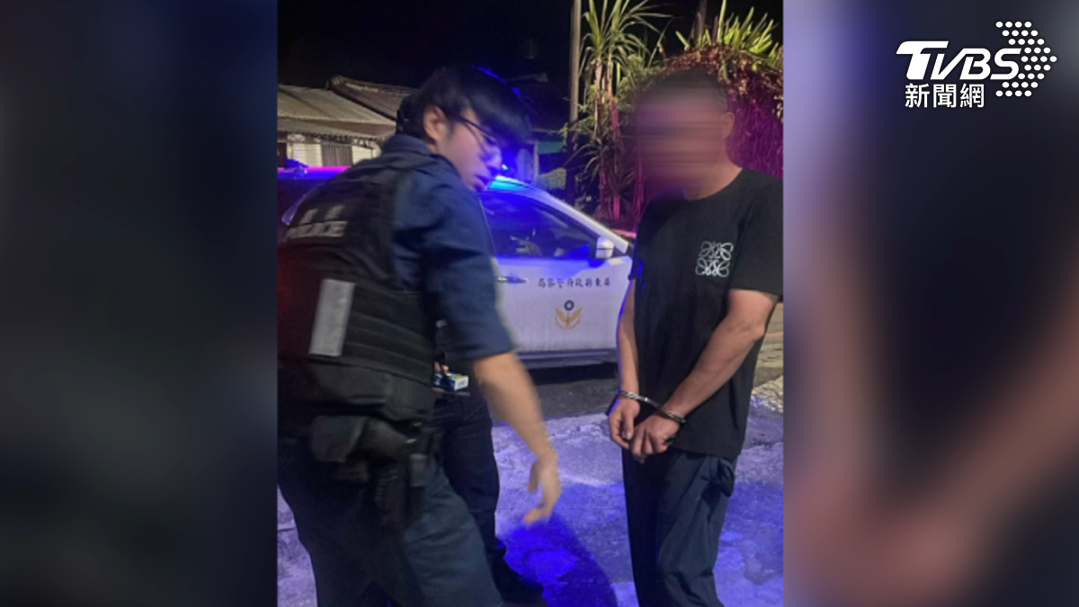警方抵達後當場將嫌犯上銬逮捕帶回警局,依竊盜罪未遂及侵入住宅罪移送法辦。(圖/TVBS)