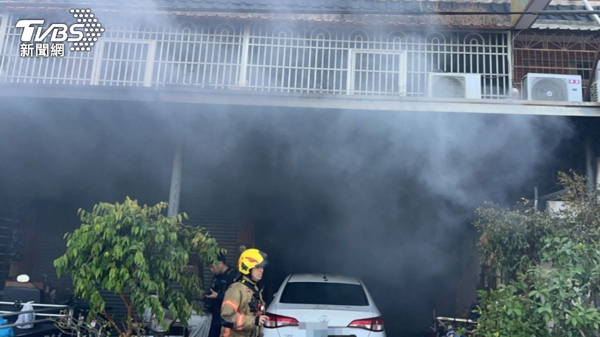 台南民宅火災!爆裂聲響「全面燃燒」 火困母女爬梯架救出