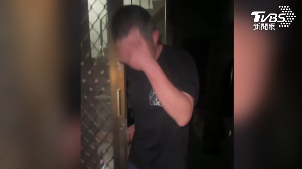面對三人質問嫌犯摀著臉回答得含糊不清,但眼看無處可逃,只能乖乖等待警方到場。(圖/TVBS)