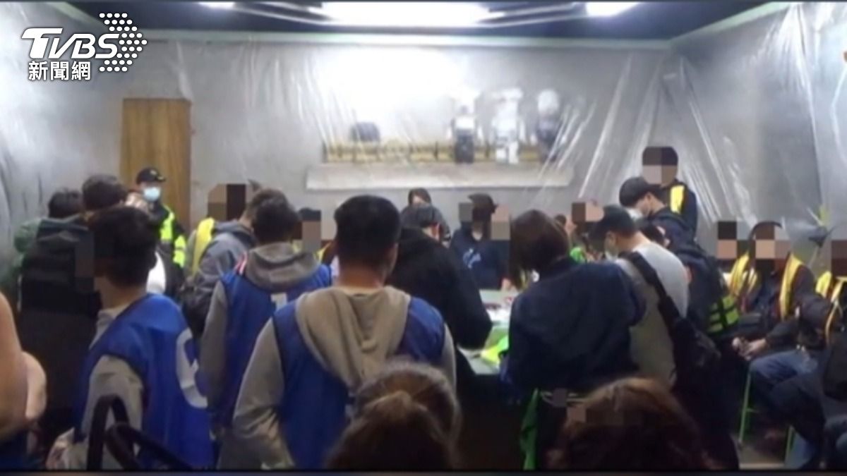 新北警小年夜攻堅地下賭場,小小一間擠滿49人,甚至搜出槍毒。(圖/TVBS)