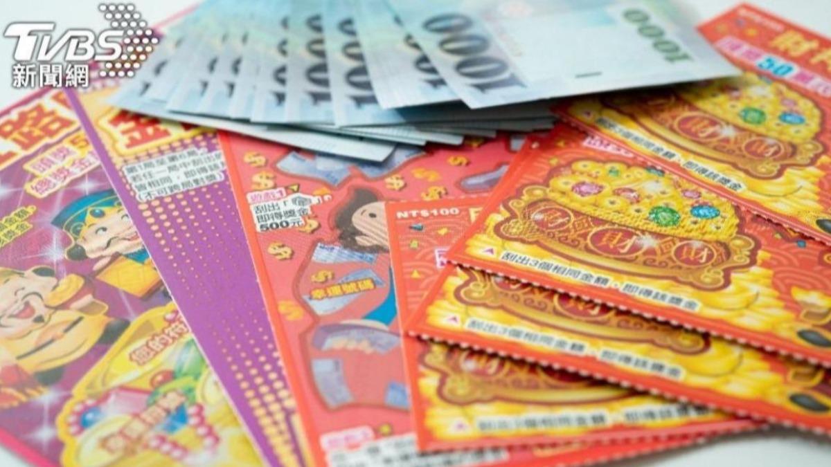 嘉義大林6同事合資刮中100萬 「新手爸」神手挑再中10萬