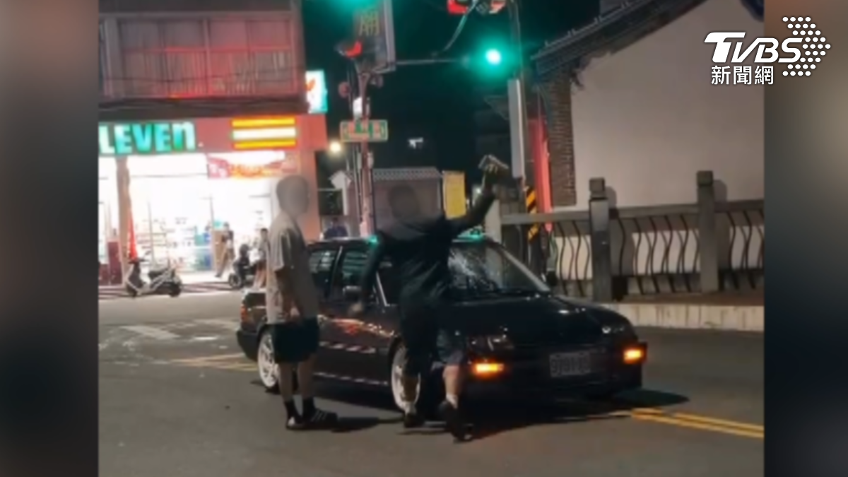 高雄左營日前發生一起行車糾紛,59歲程姓男子從路邊撿起大石塊猛砸擋風玻璃,連續砸了6下將車窗砸爛。(圖/TVBS)