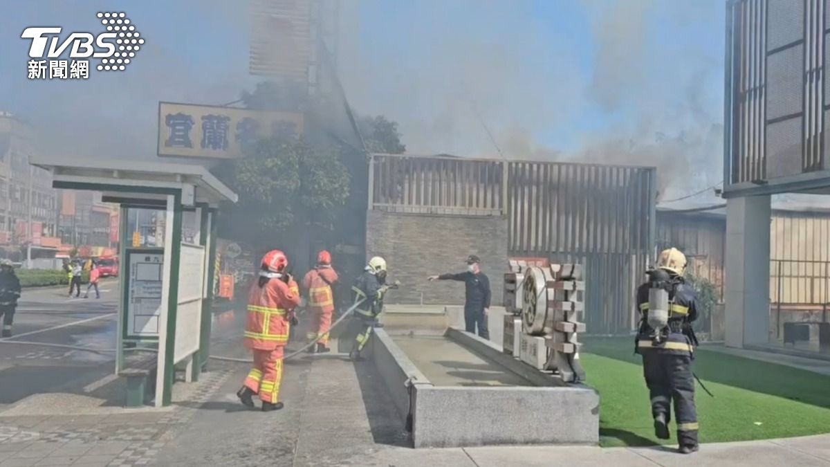 宜蘭市綠九市場旁倉庫,上午10時43分發生一起火警。(圖/TVBS)