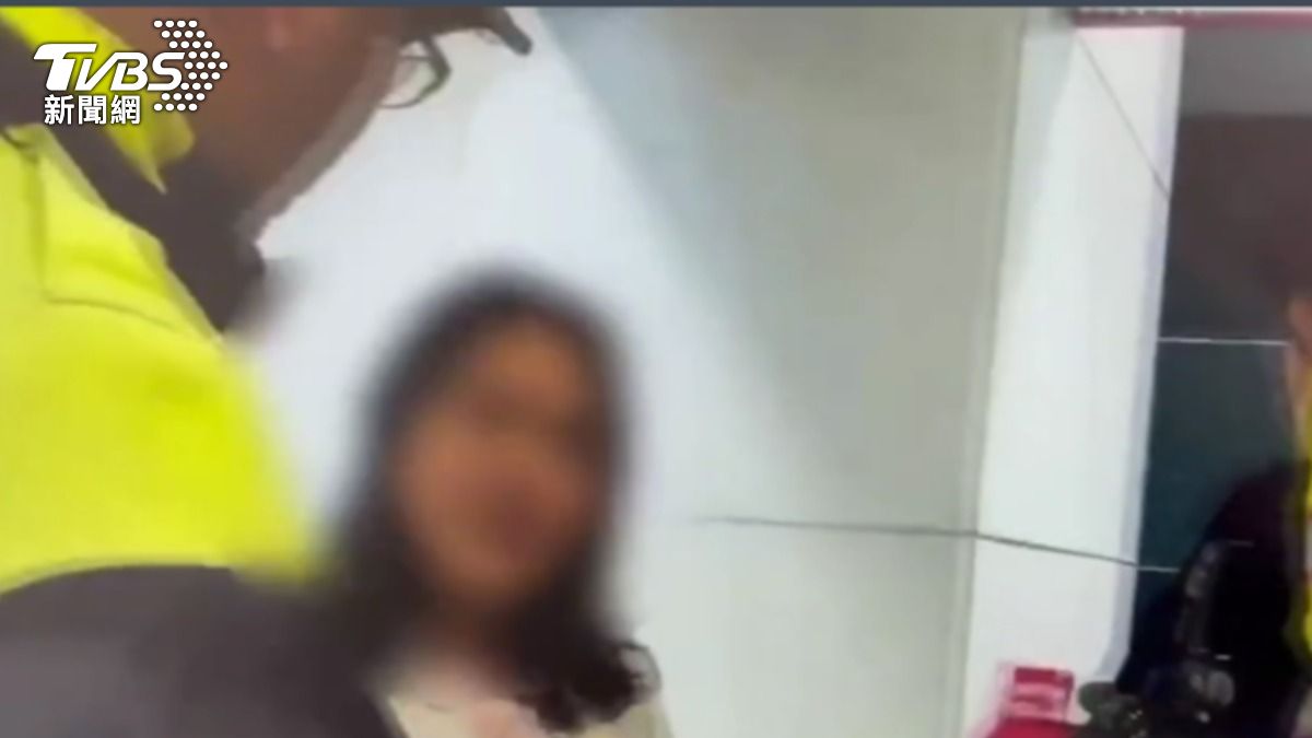 新北警接獲銀行通知，誤以為婦人遭詐騙，經過了解，真的是買黃金投資。（圖／TVBS）
