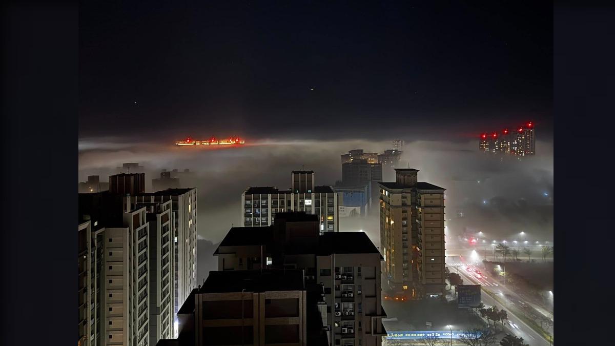 小年夜起霧，民眾拍下「霧鎖淡水」的奇景照片。（圖／鄭凱仁提供）