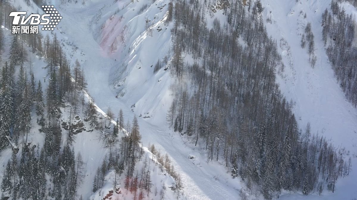 義大利北部庫馬約爾自由滑雪路線發生雪崩,造成2名男子死亡。(圖/達志影像美聯社