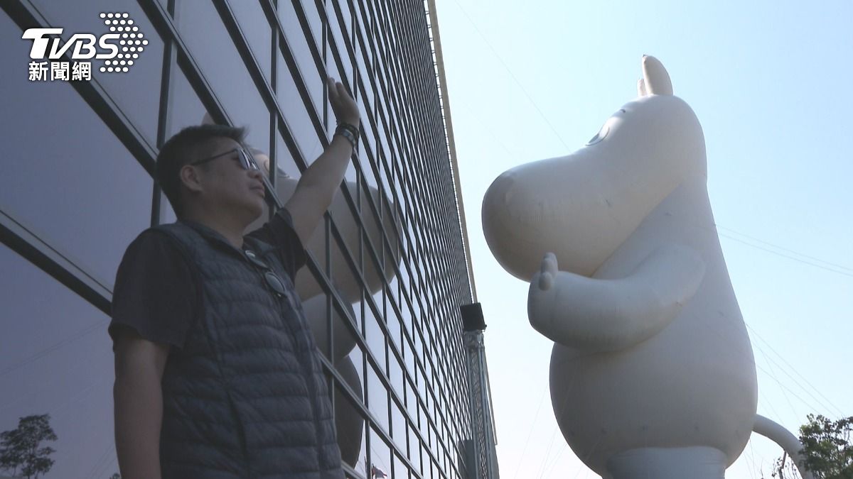巨型姆明15日起暫時消氣「休年假」,預計24日再度充氣亮相。(圖/TVBS)