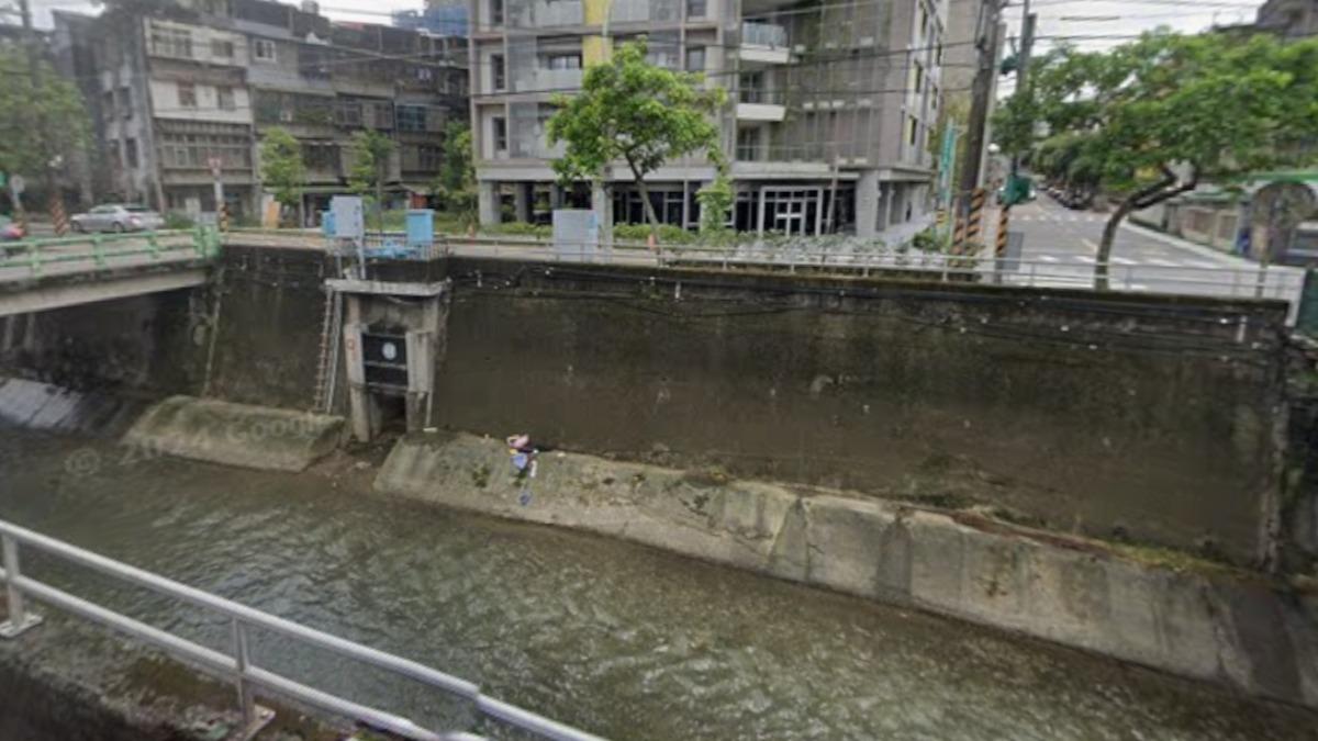 快訊/躲酒測不要命!汐止男「飛身跳10米深溝」 重摔送醫