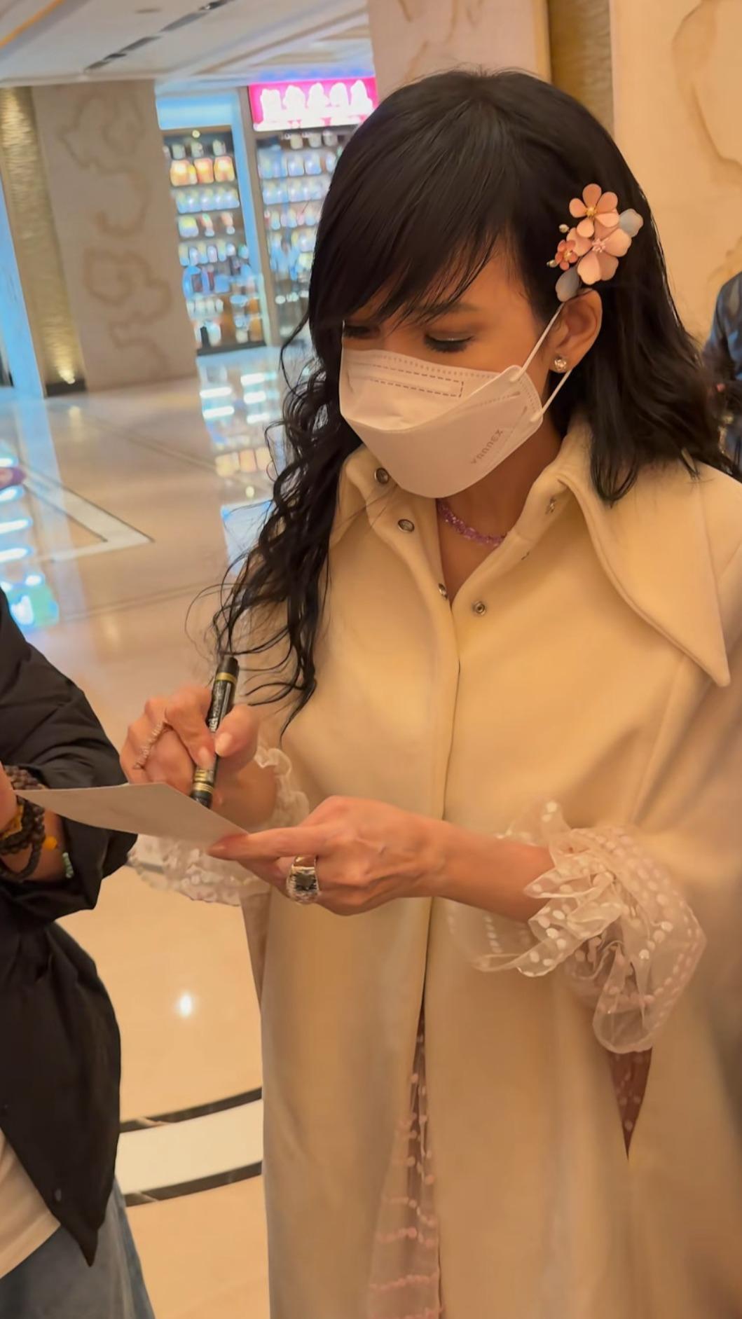 周慧敏主動接過粉絲的相片簽名。（圖／翻攝自小紅書）