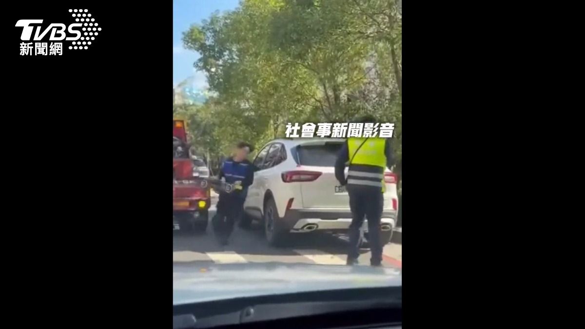 拖吊車迅速拖走違停轎車。(圖/翻攝社會事新聞影音)