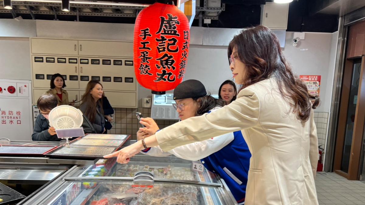 鄭麗文最愛「這一味」!南門市場採買年貨 秀獨門煎年糕秘訣