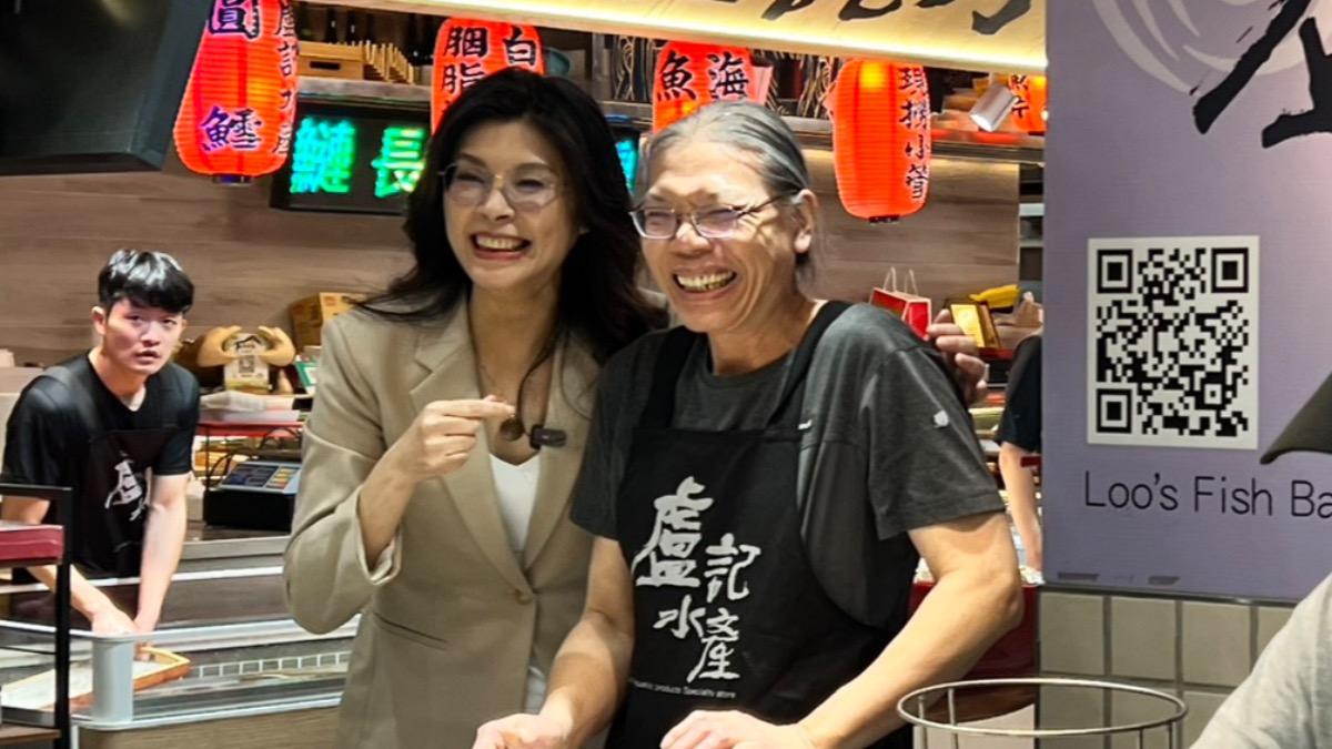 國民黨主席鄭麗文在除夕夜前特地到台北市南門市場採買年貨。（圖／國民黨提供）