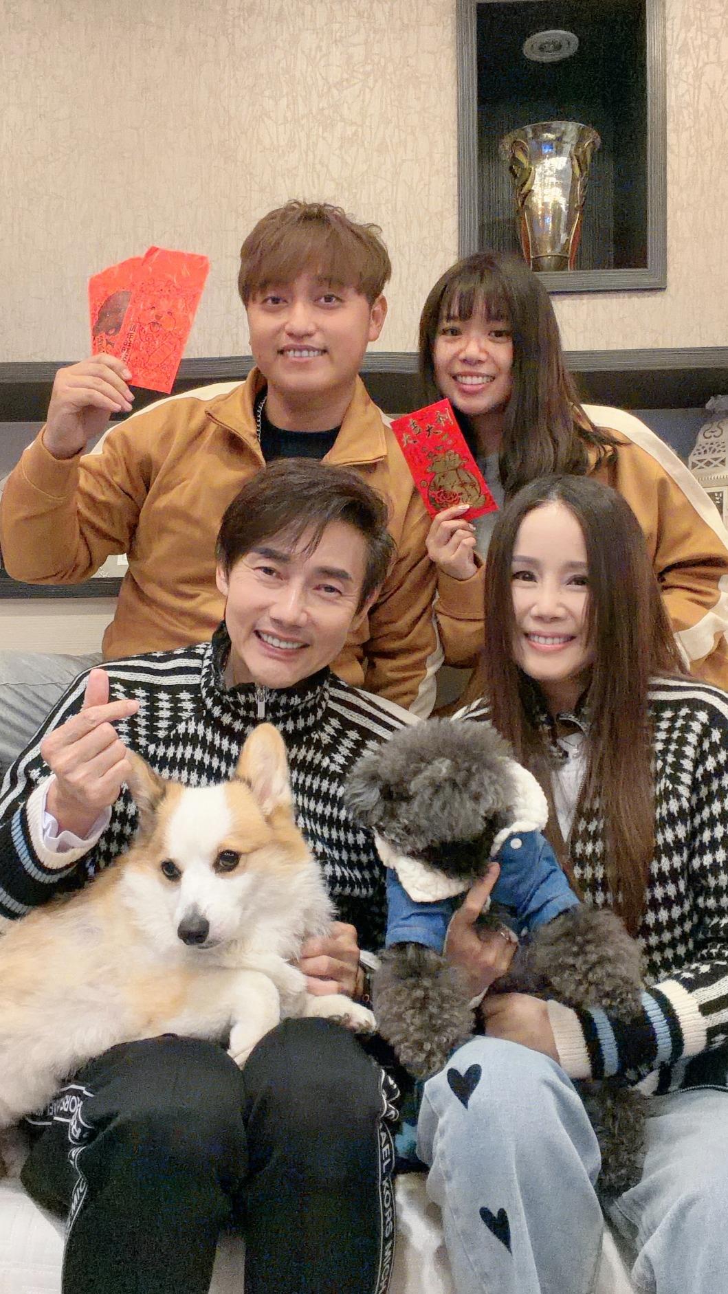 包庭政(後排左)帶老婆返家圍爐,讓包偉銘夫妻開心不已。(圖/翰森娛樂提供)