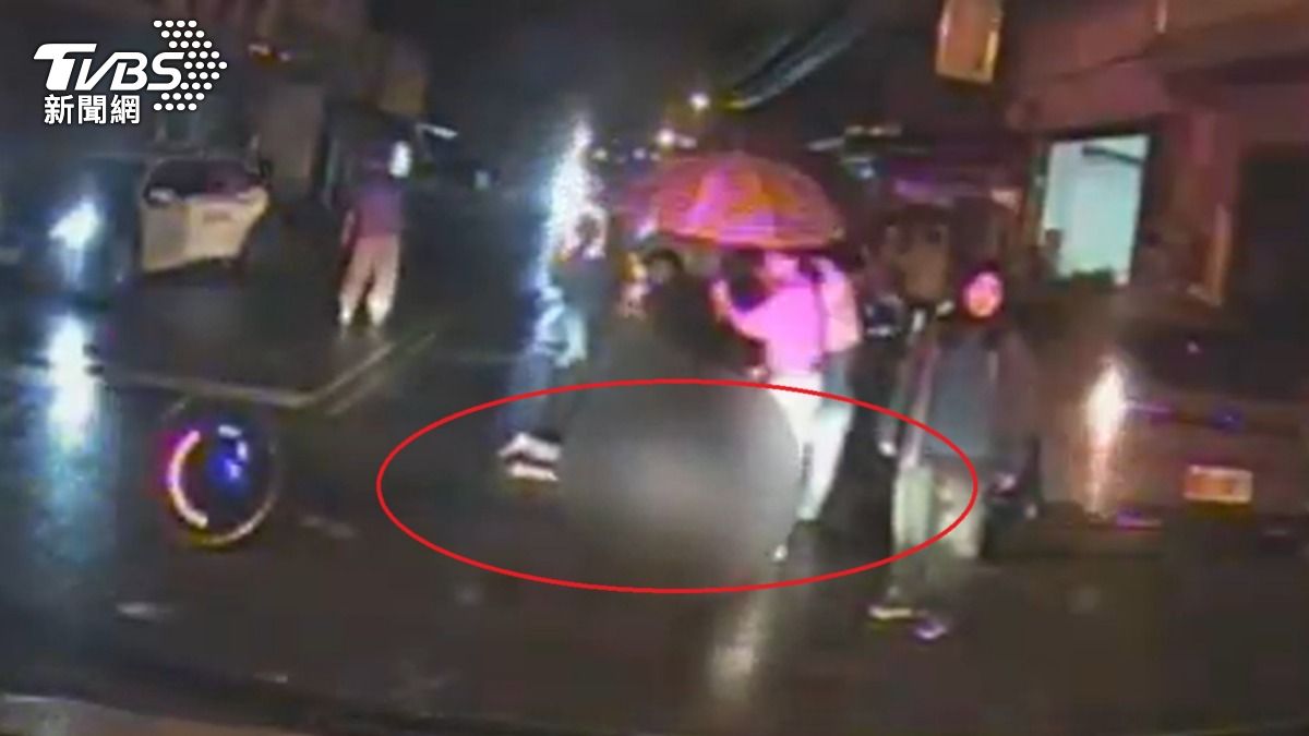 老婦遭撞噴飛50米亡，車輛又失控衝破民宅牆。（圖／TVBS）