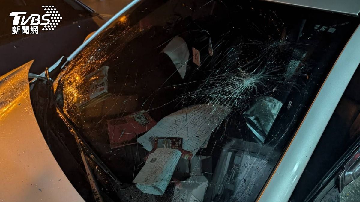 老婦遭撞噴飛50米亡，車輛又失控衝破民宅牆。（圖／TVBS）