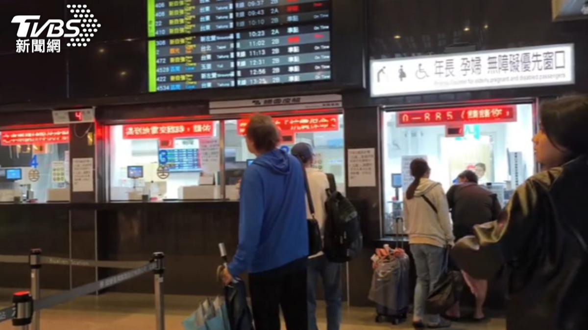 台鐵公司今(16日)宣布,旅客於各車站補票窗口可以使用「行動支付」。(示意圖/TVBS資料照)