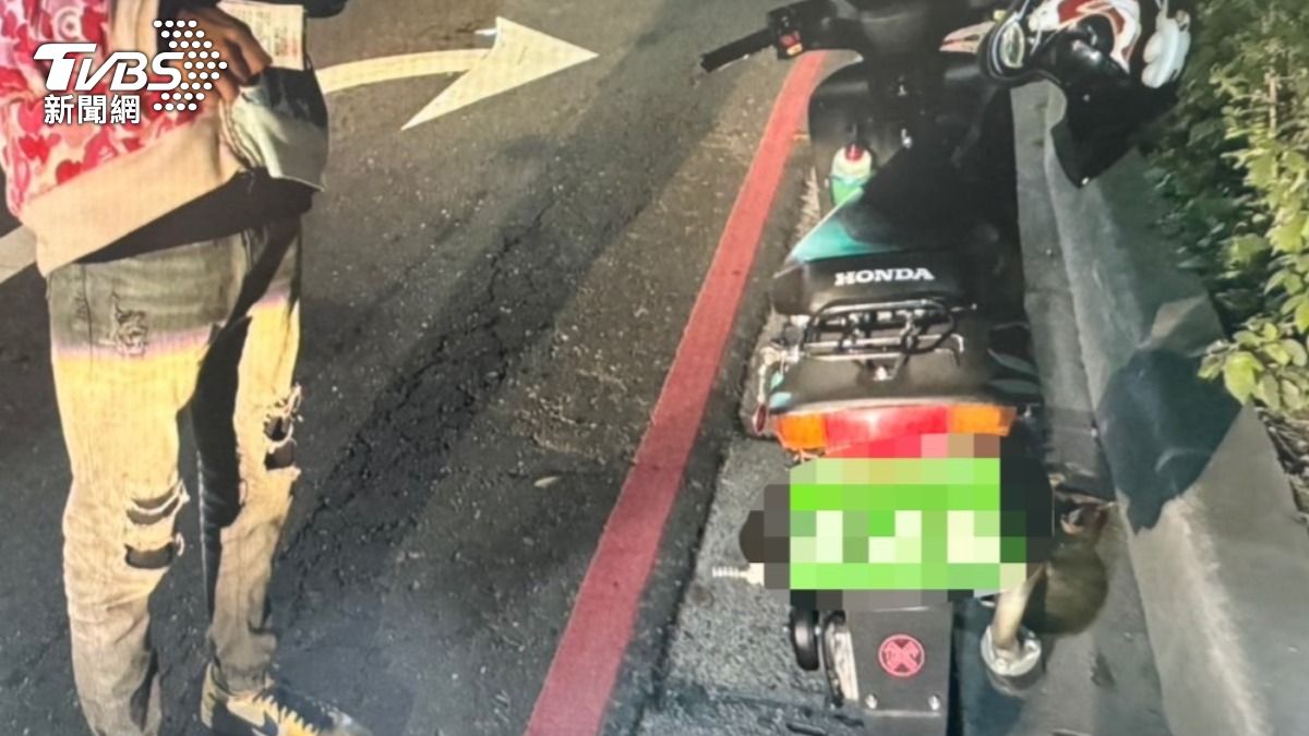 警方查驗騎士身分,發現超過半數未持有駕照。(圖/TVBS)