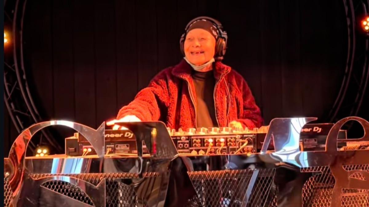 高齡90歲的張媽媽當起DJ,讓全場民眾嗨翻天。(圖/翻攝自希拉海IG)