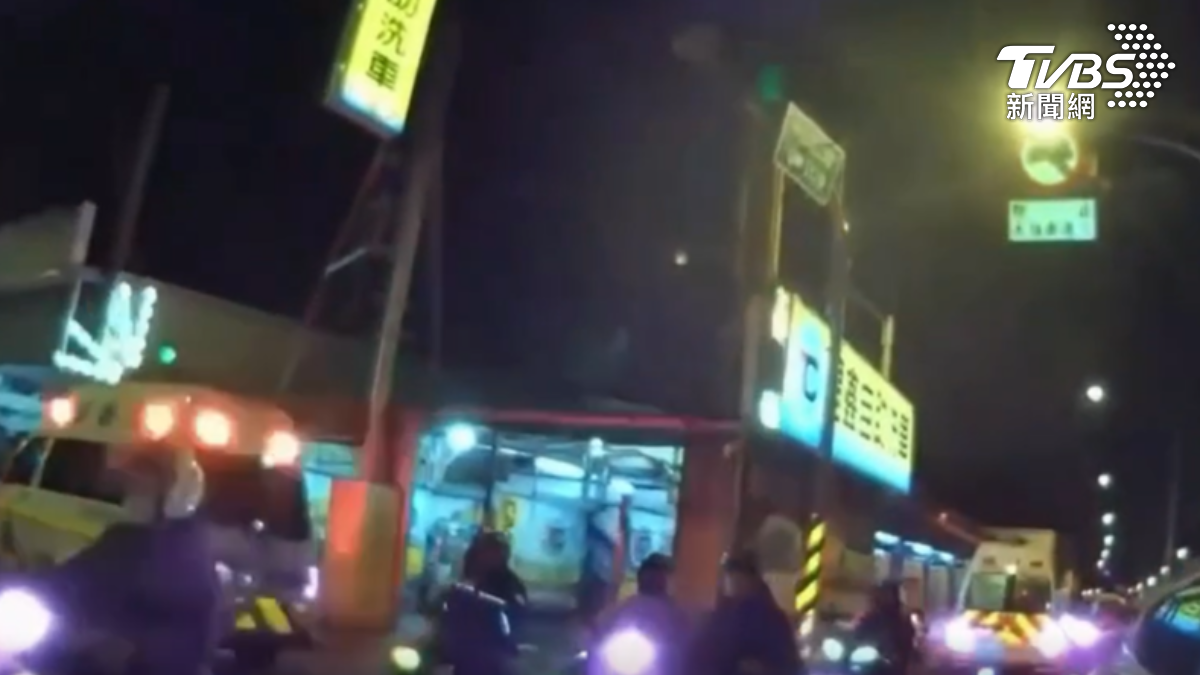 59歲男騎車自摔倒地，巡邏警CPR救回一命。（圖／TVBS）
