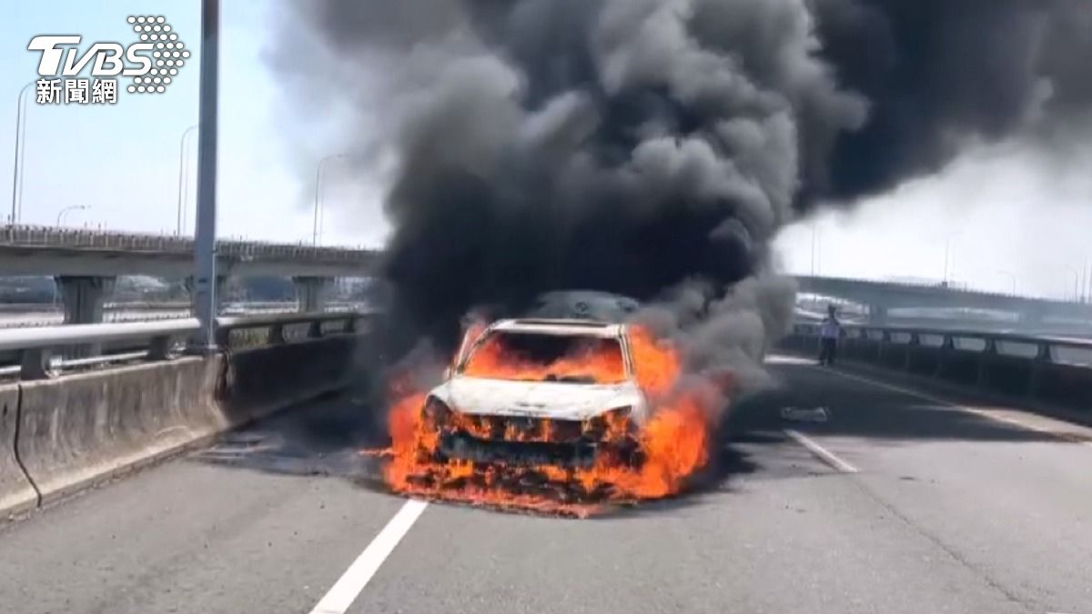 越南籍男子駕駛車輛全面燃燒火勢猛烈（ＴＶＢＳ／圖）