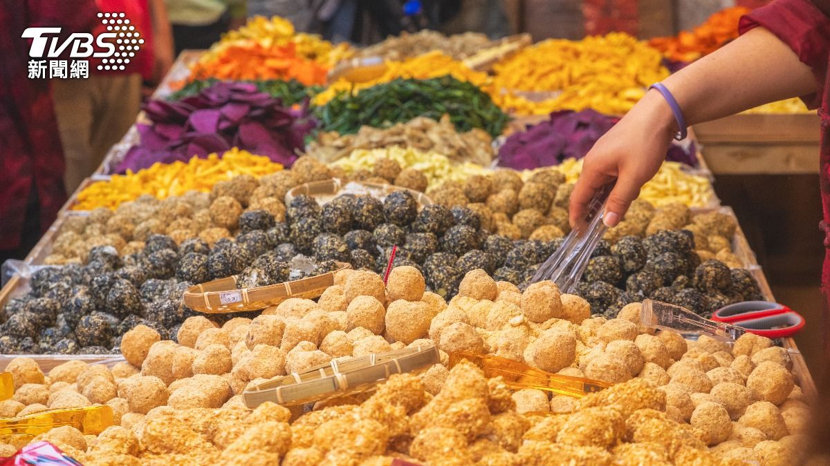 年貨大街必買「3款懷舊零食」！中醫師：幫身體收拾殘局