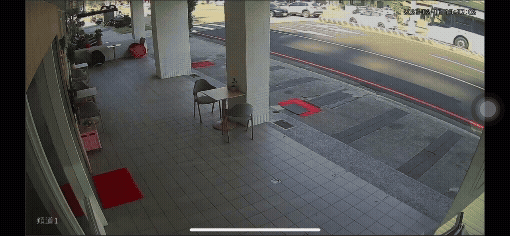 轎車撞上安全島。（圖／TVBS）