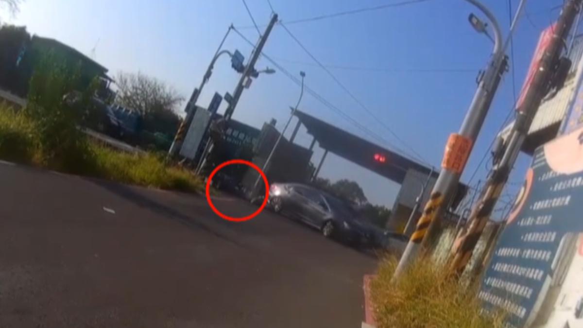 台南仁德一名女駕駛右轉時未禮讓直行車，導致後方雙載機車自摔。（圖／翻攝Youtube＿WoWtchout）
