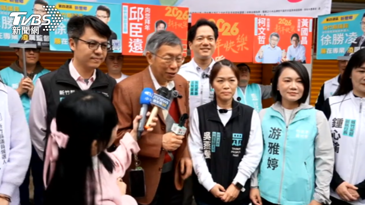 柯文哲除夕返鄉發紅包，透露因父親過世將多留幾天陪媽媽。（圖／TVBS）