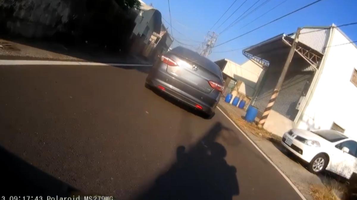 邱先生不顧自己上班可能遲到，當下轉身騎車追趕，並提醒女駕駛應返回現場處理。（圖／翻攝Youtube＿WoWtchout）
