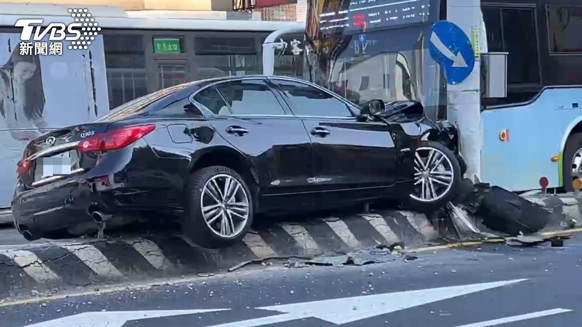 有片／台中轎車騎上安全島擊落公車　男駕駛「除夕驚魂」掛彩