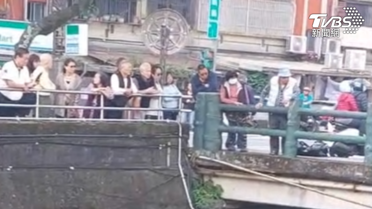 民眾目擊男子與警方追逐，接著直接跳下10米深水溝，下秒聽到哀嚎聲，驚見水溝幾乎乾涸。（圖／網友jordi_1122提供）