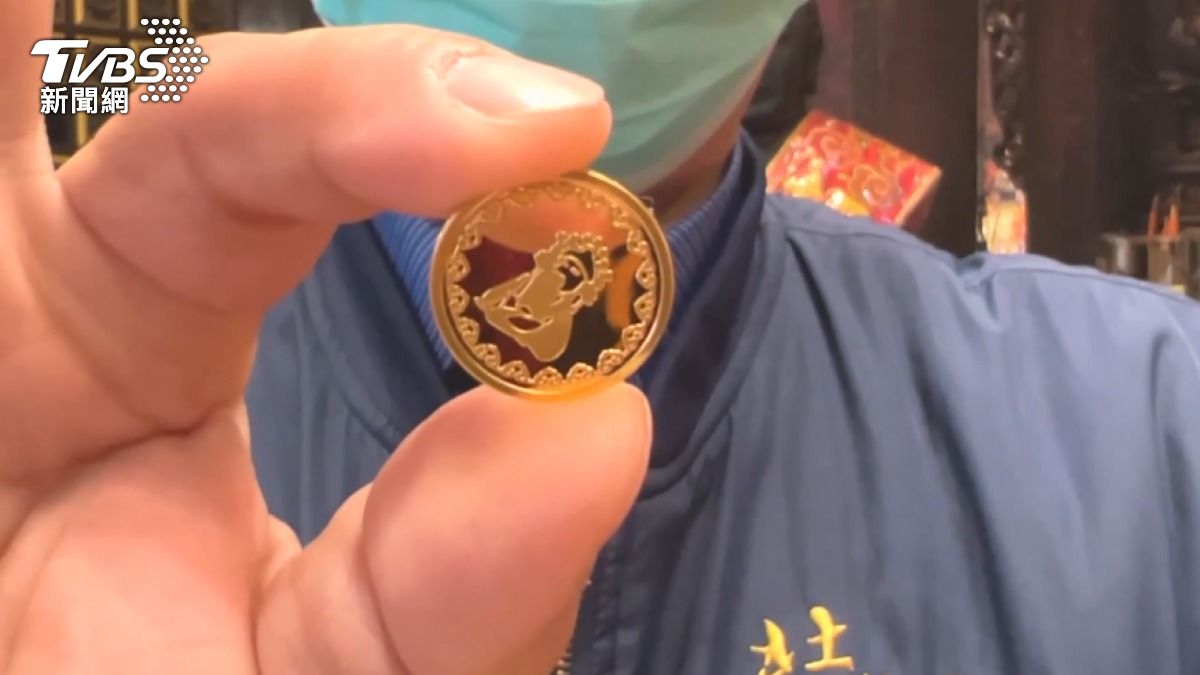 北港武德宮則準備驚喜給大家,廟方亮出一元硬幣大小的金幣。(圖/TVBS)