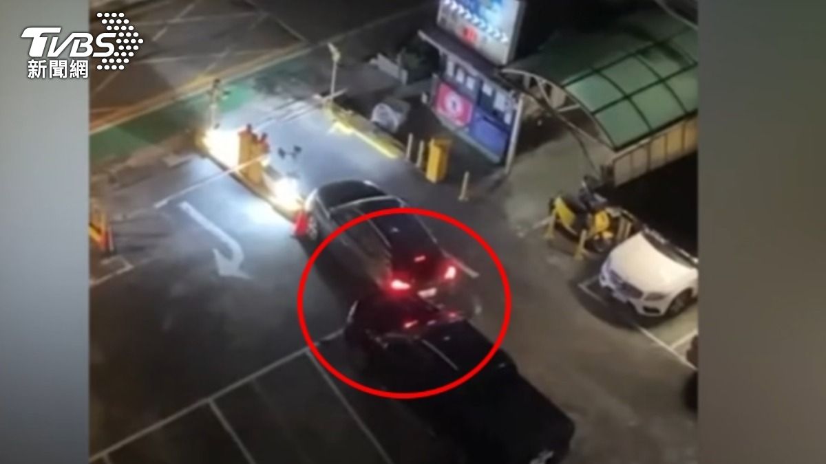 駕駛疑似偷懶沒有照著地面指示行駛,導致卡在柵欄以及皮卡車中間。(圖/TVBS)