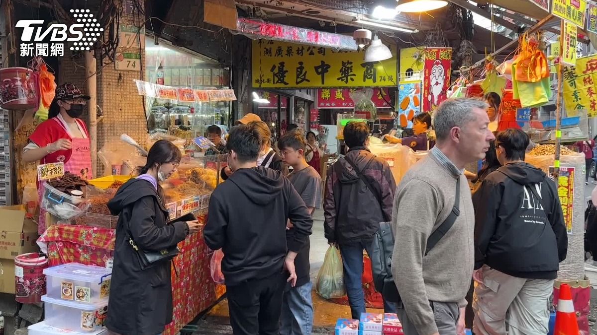 迪化街表定的年貨大街時間已經結束,但還是湧入不少民眾繼續採買。(圖/TVBS)