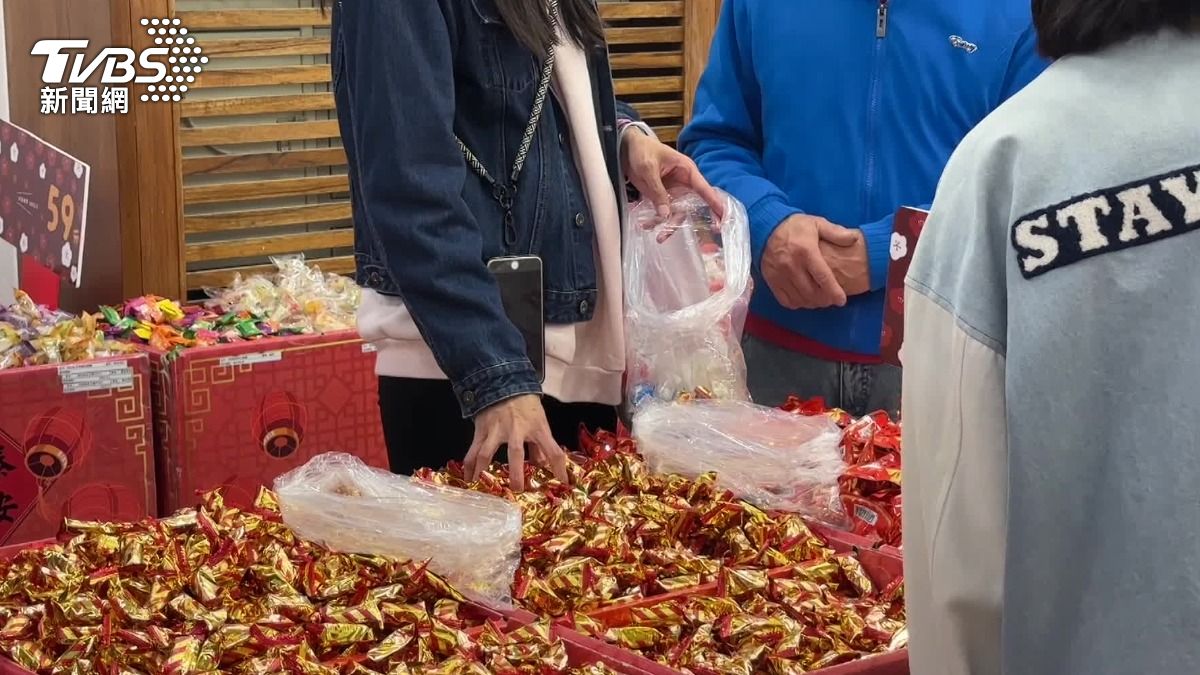 不少民眾搶在年貨大街尾聲採買,透露這個時候買可以有「甜甜價」。(圖/TVBS)