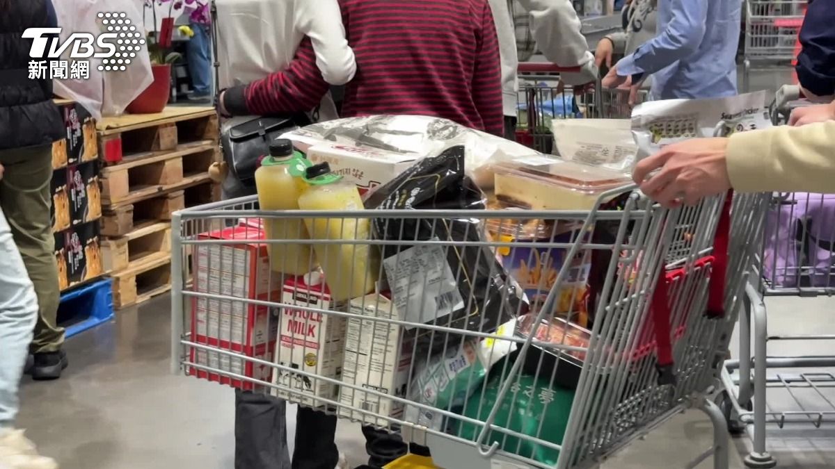 美式賣場湧入許多採買民眾,要趁店休前一次買完食物跟日用品。(圖/TVBS)