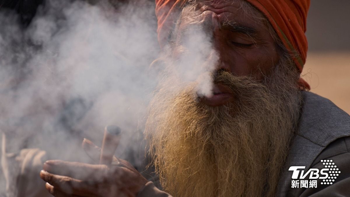 一年一度大麻合法!尼泊爾濕婆節「萬人開抽」 煙霧瀰漫畫面曝光