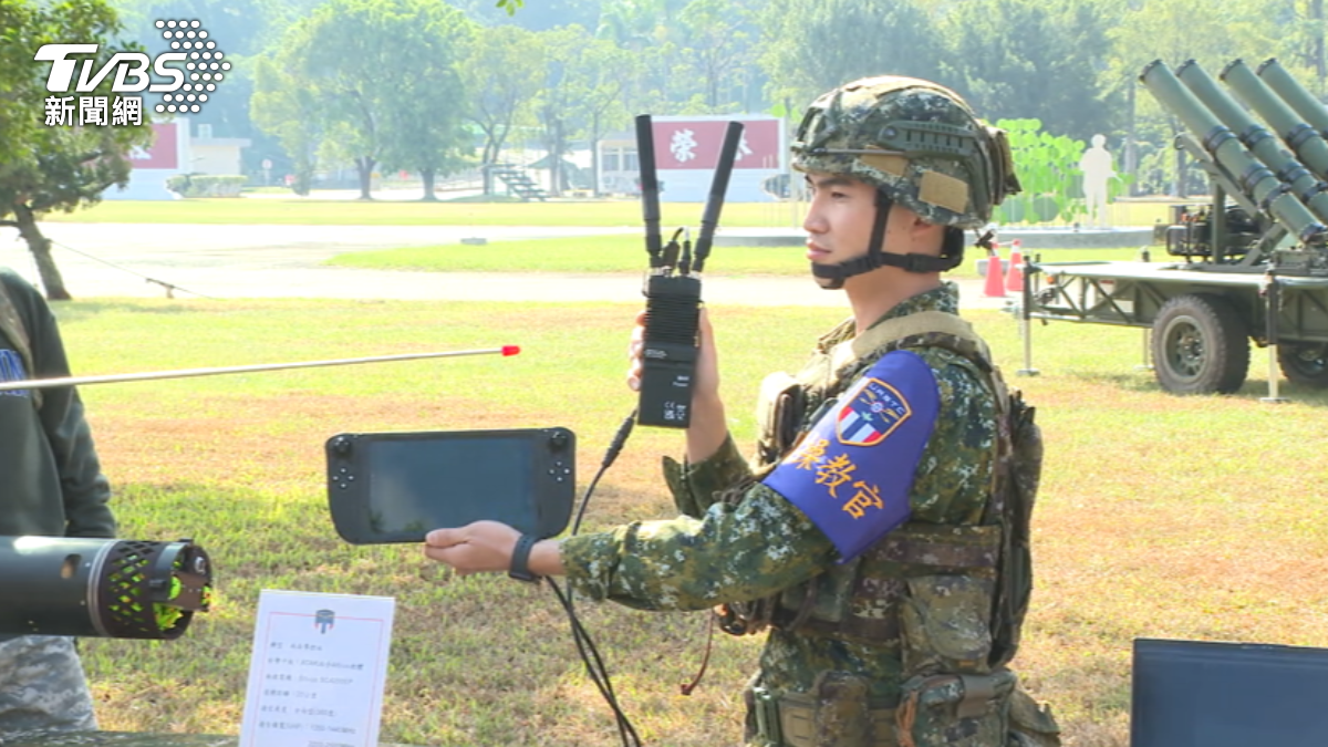無人機採平板觸控操作，可繪製攻擊路徑取代傳統搖桿。（圖／TVBS）
