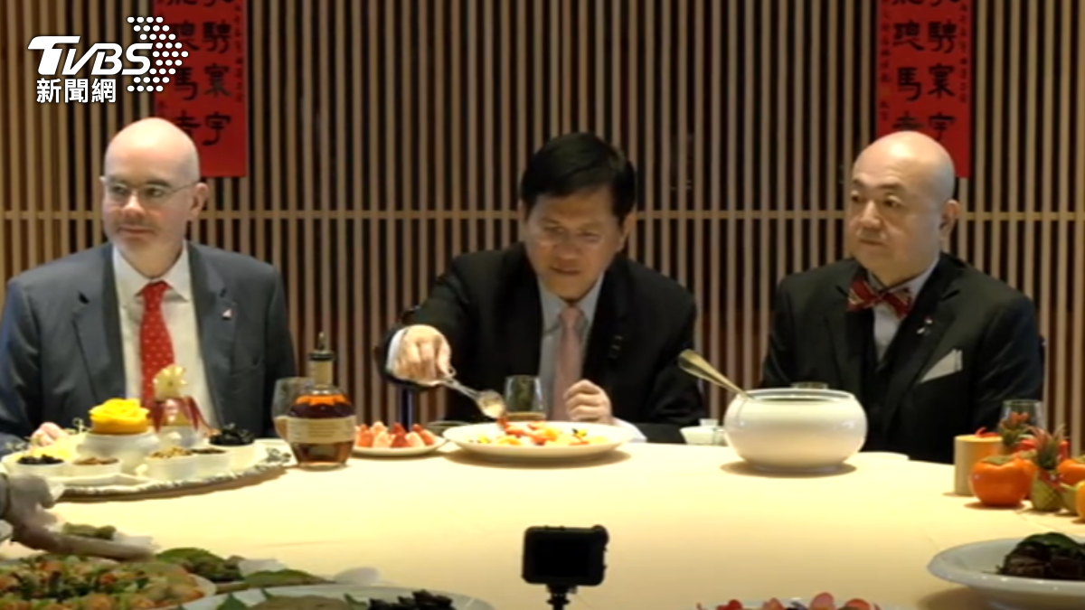 外交部長林佳龍邀請AIT處長谷立言、日本代表片山和之圍爐,展現台美日情誼。(圖/TVBS)