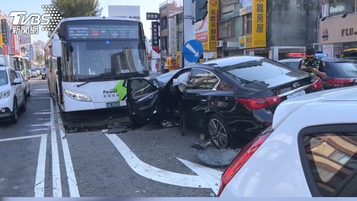轎車自撞分隔島波及公車和待轉車輛,駕駛一度受困車內幸輕傷(TVBS/圖)