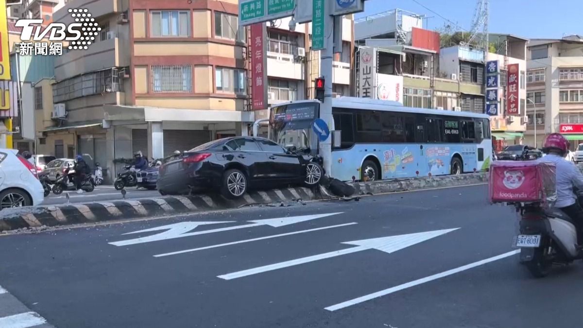 轎車自撞分隔島波及公車和待轉車輛,公車司機幫忙下車救人(TVBS/圖)