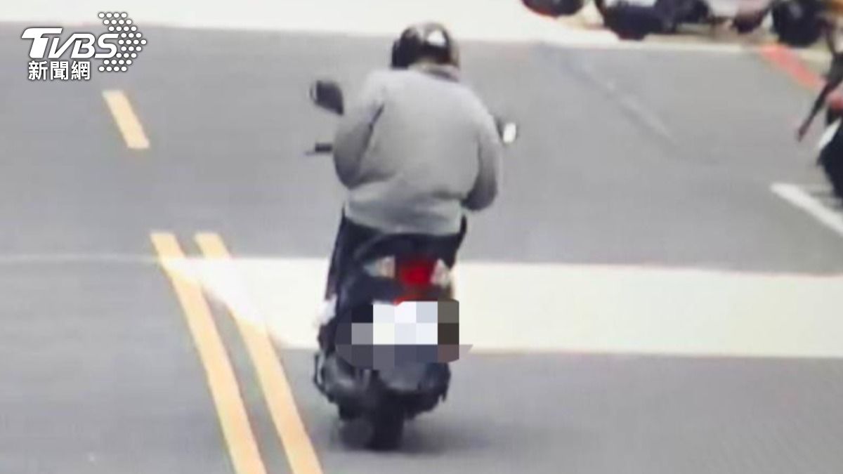 嫌犯搶走價值約1萬項鍊後,立刻騎車逃逸,隨後又將贓車丟棄。(圖/TVBS)