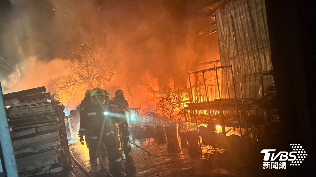 火勢蔓延速度迅速,為防止周圍住宅波及,警消合作部署水線、疏散民眾。(圖/TVBS)