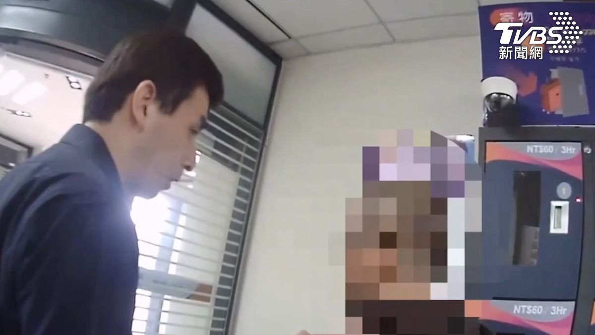光頭男在西門町隨機攻擊路人,搭機返金門過年時,在松山機場落網。 (圖/TVBS)