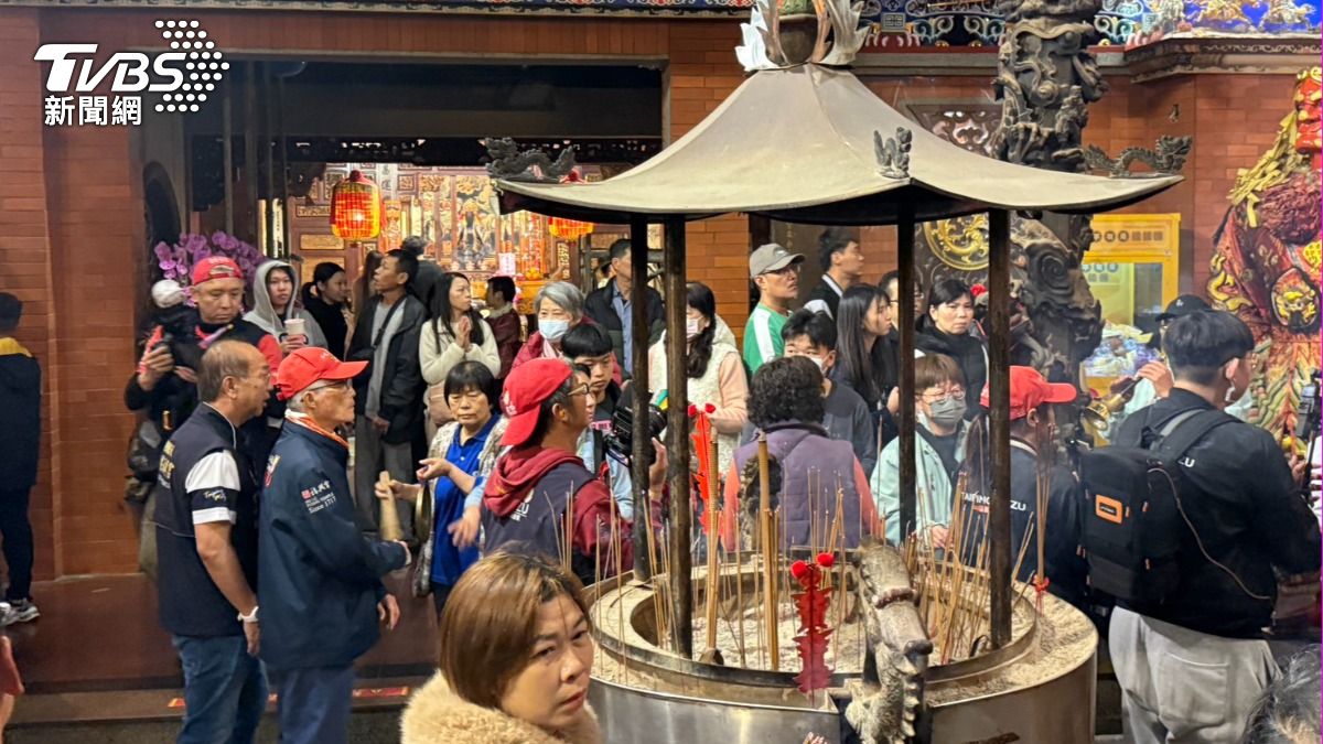 民眾陸陸續續來參拜。（圖／陳祁攝）