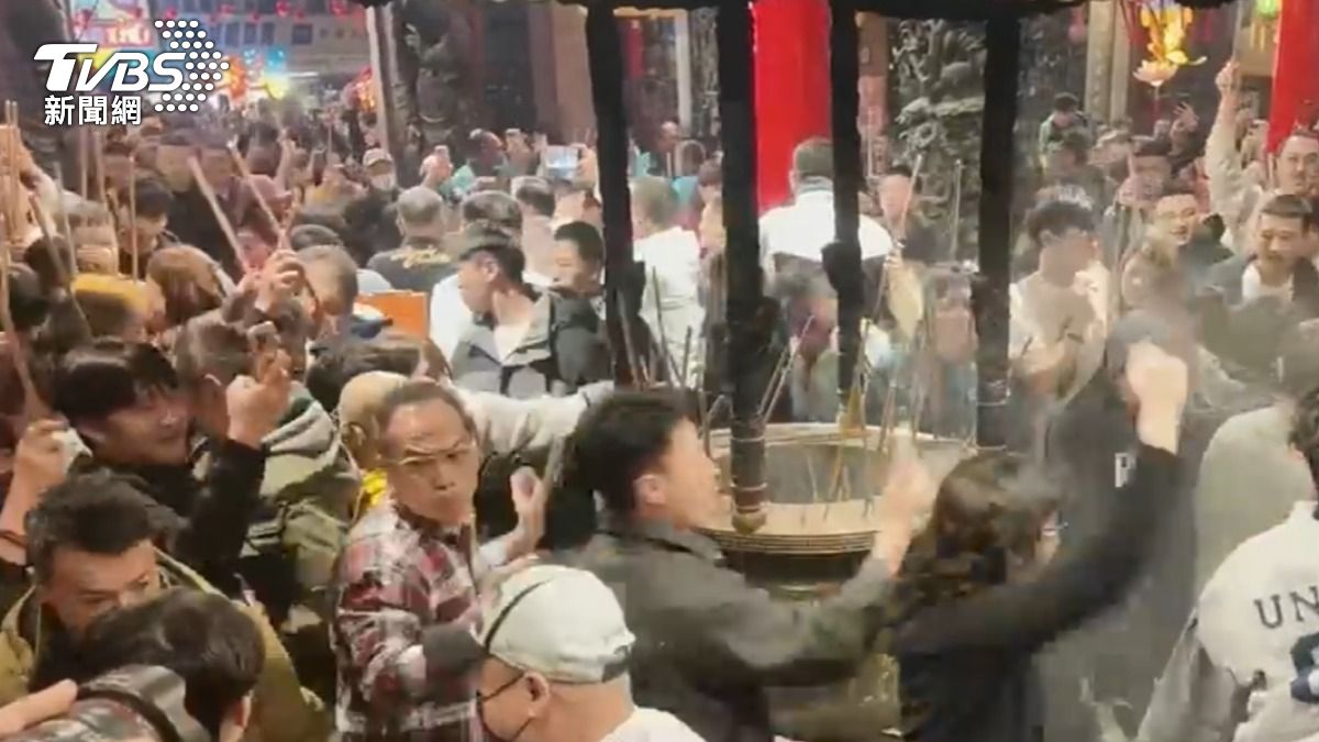 許多民眾來搶頭香。（圖／大甲鎮瀾宮）