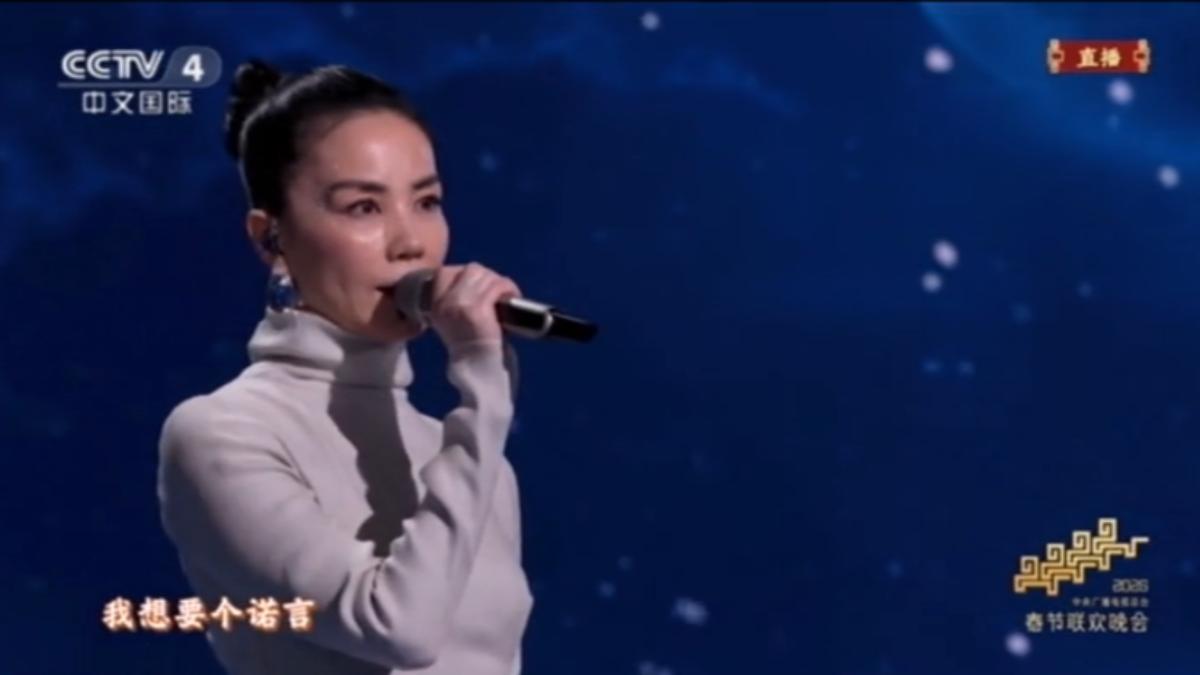 王菲身穿白色優雅禮服,第六度登上央視春晚獻唱。(圖/CCTV)